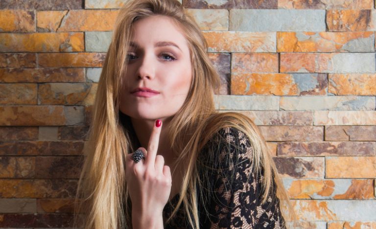 中指を立てる動作（ミドルフィンガー）の意味 ネイティブと英語について話したこと